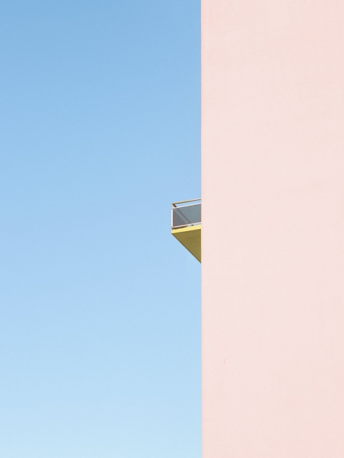 LE MUR ROSE FACE AU CIEL BLEU